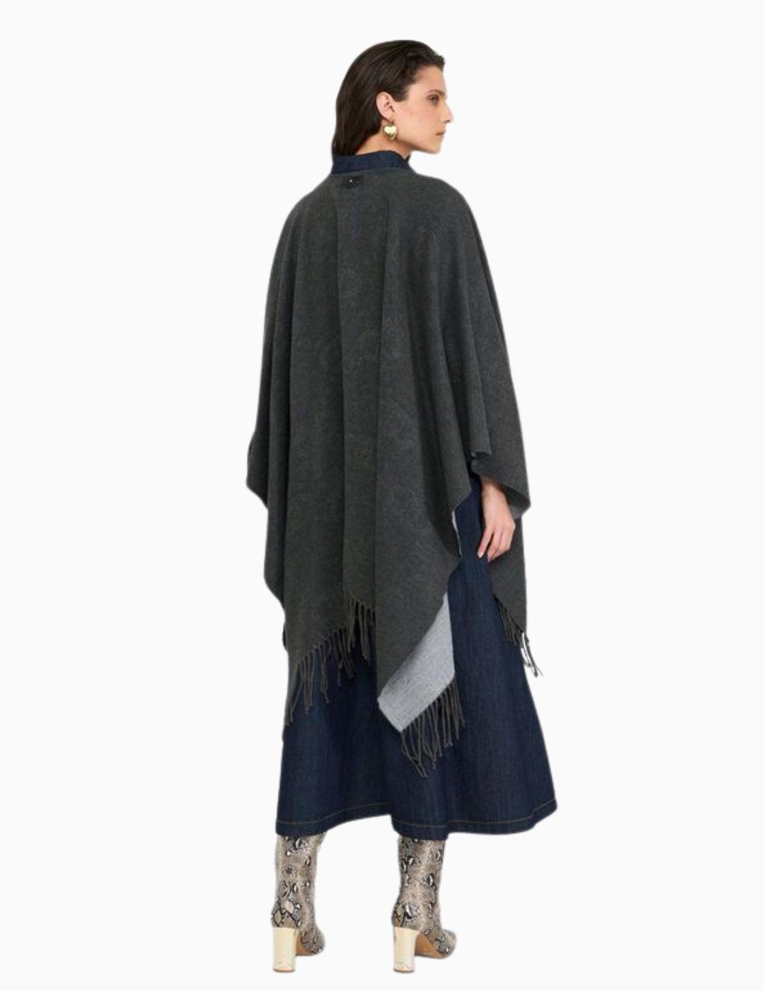 Poncho LIU JO con logotipo y flecos  