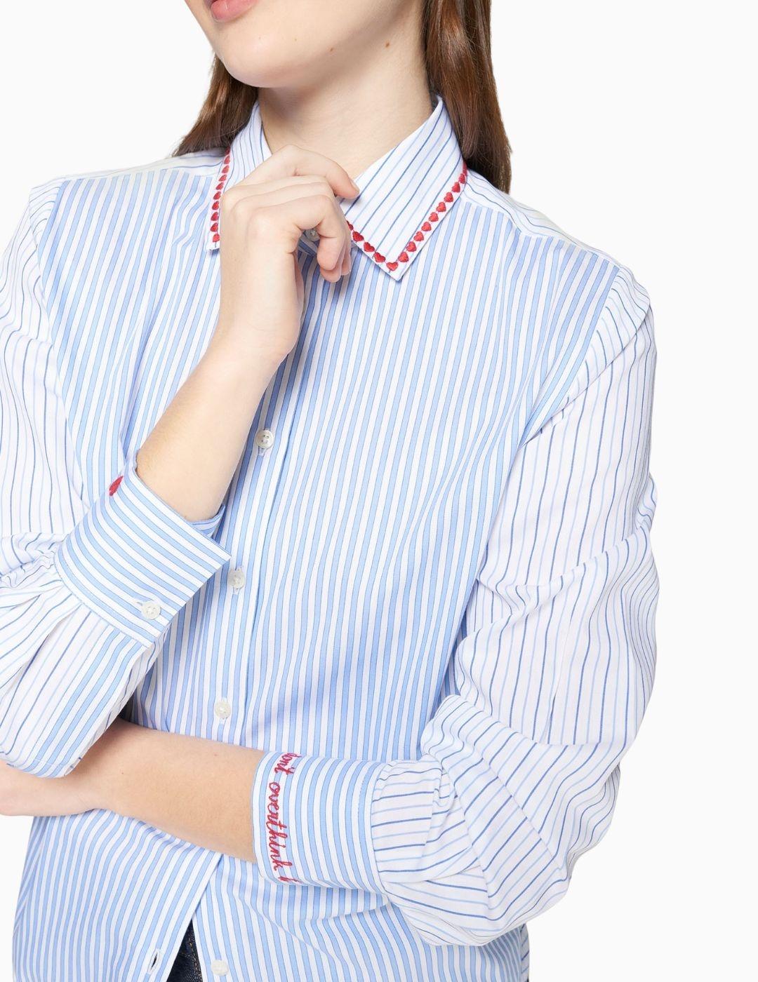 CAMISA VILAGALLO RAYAS CELESTE BORDADO CORAZONES 