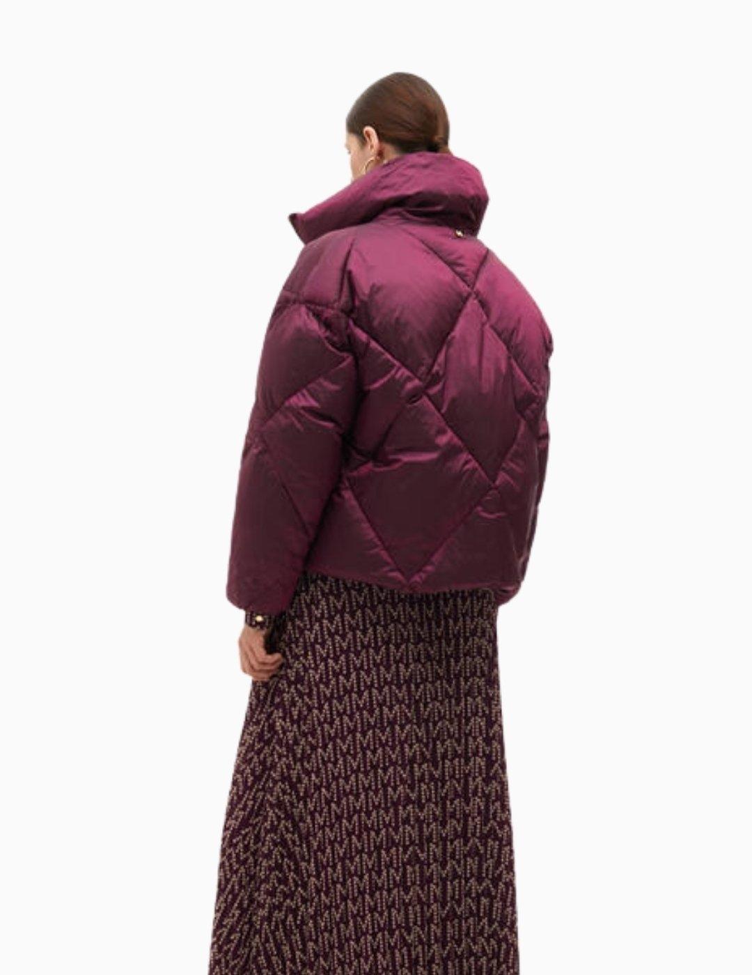 ANORAK LOLA CSDM BY MAITE MIDI METALIZADO BURDEOS