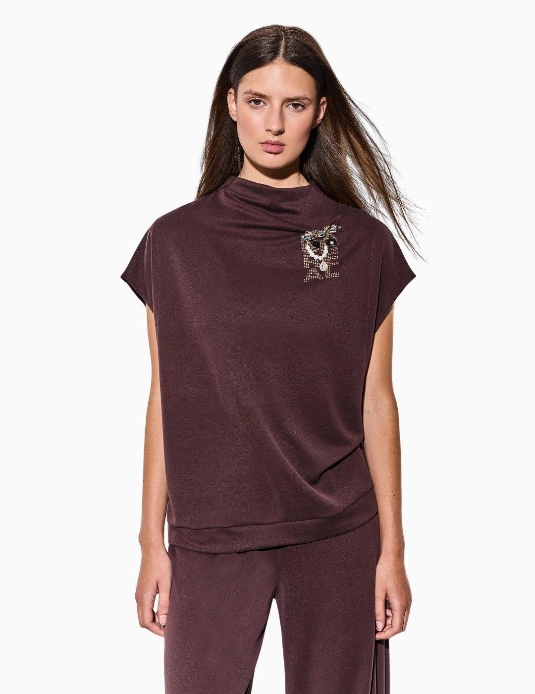 CAMISETA BSB MANGA CORTA CON ALFILER MARRÓN