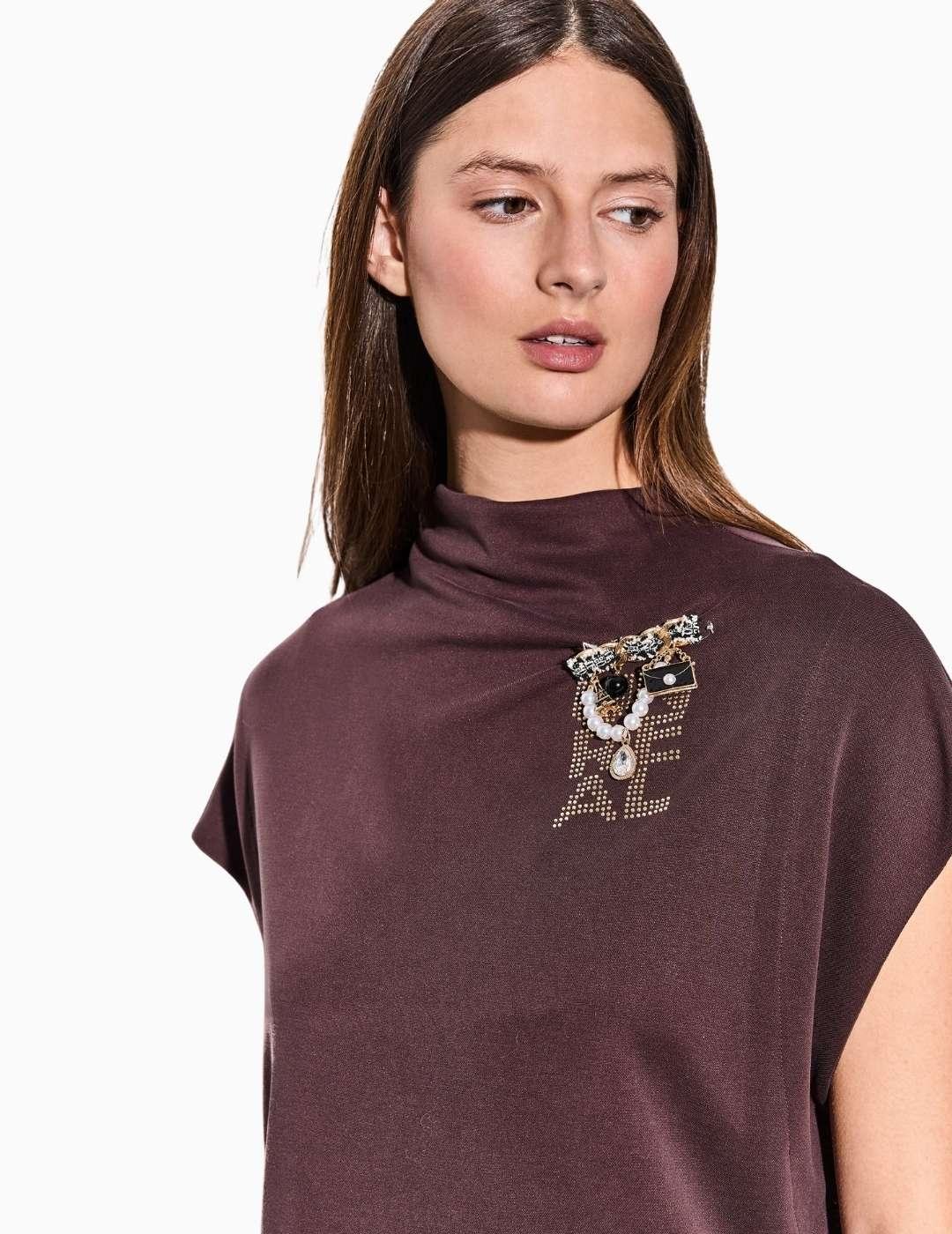 CAMISETA BSB MANGA CORTA CON ALFILER MARRÓN