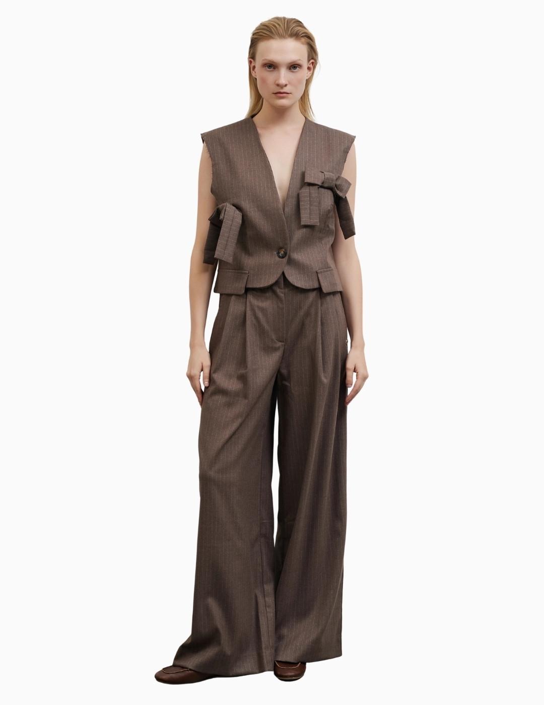 PANTALÓN BSB DE PINZAS Y RAYA DIPLOMÁTICA MARRÓN