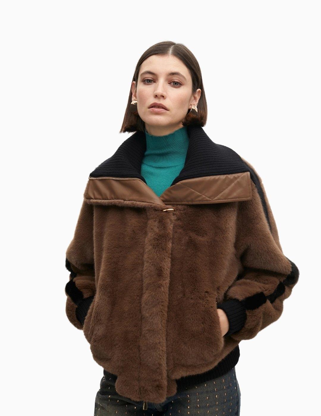 ABRIGO LOLA CSDM CORTO  PELO DETALLE LATERAL