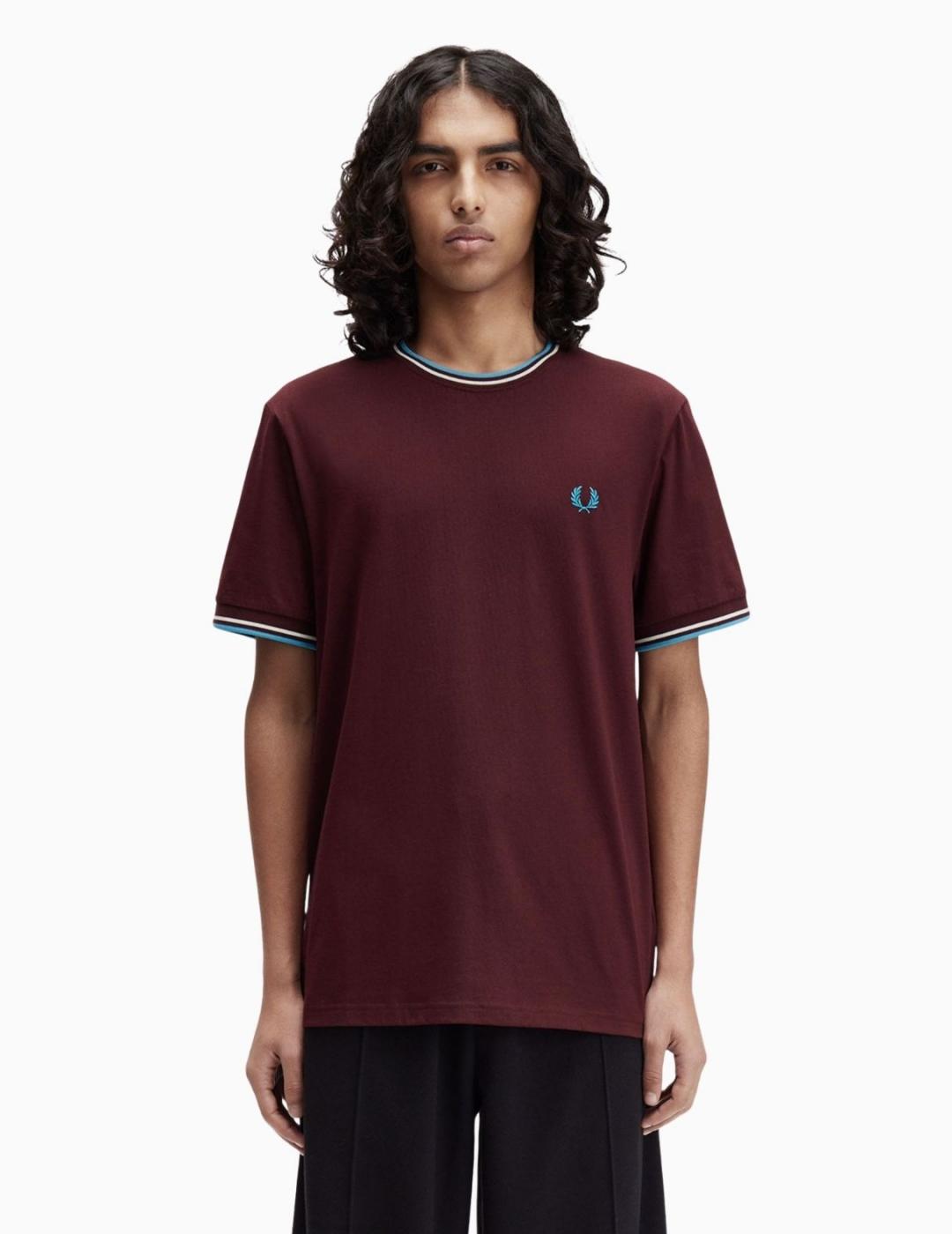 CAMISETA FRED PERRY CON EL RIBETE FRANJAS