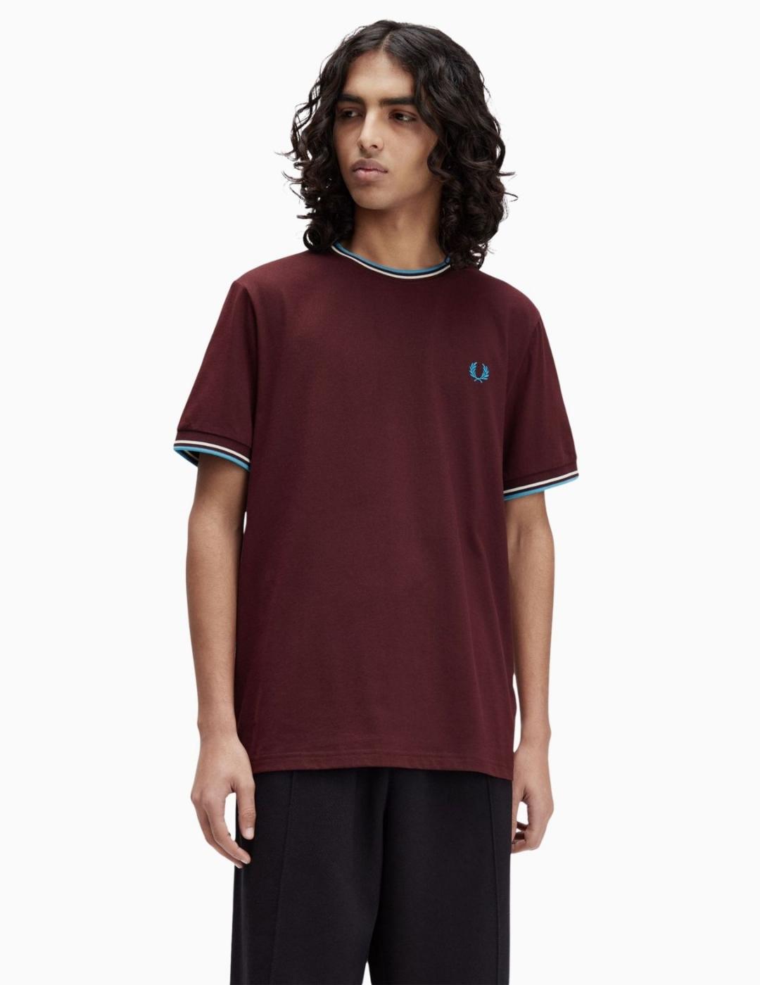 CAMISETA FRED PERRY CON EL RIBETE FRANJAS