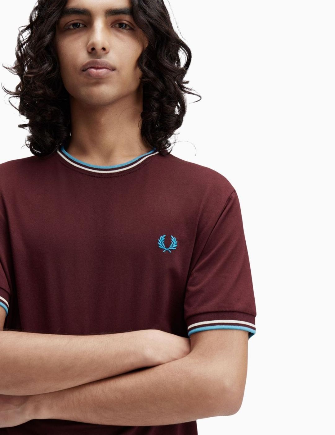 CAMISETA FRED PERRY CON EL RIBETE FRANJAS