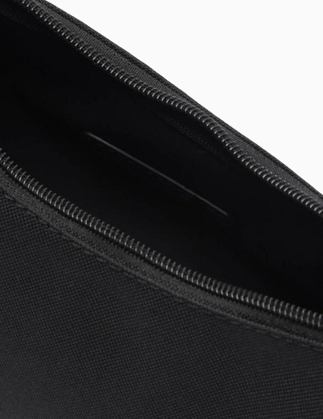 BOLSO LACOSTE MEDIA LUNA NEOCROC NEGRO